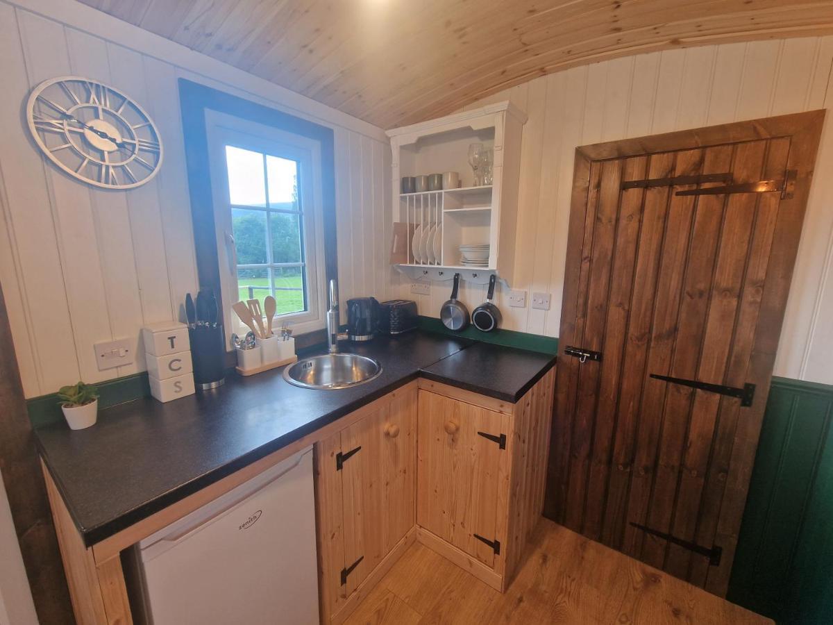 Cwtch Glamping Shepherds Huts Abergavenny Exterior foto