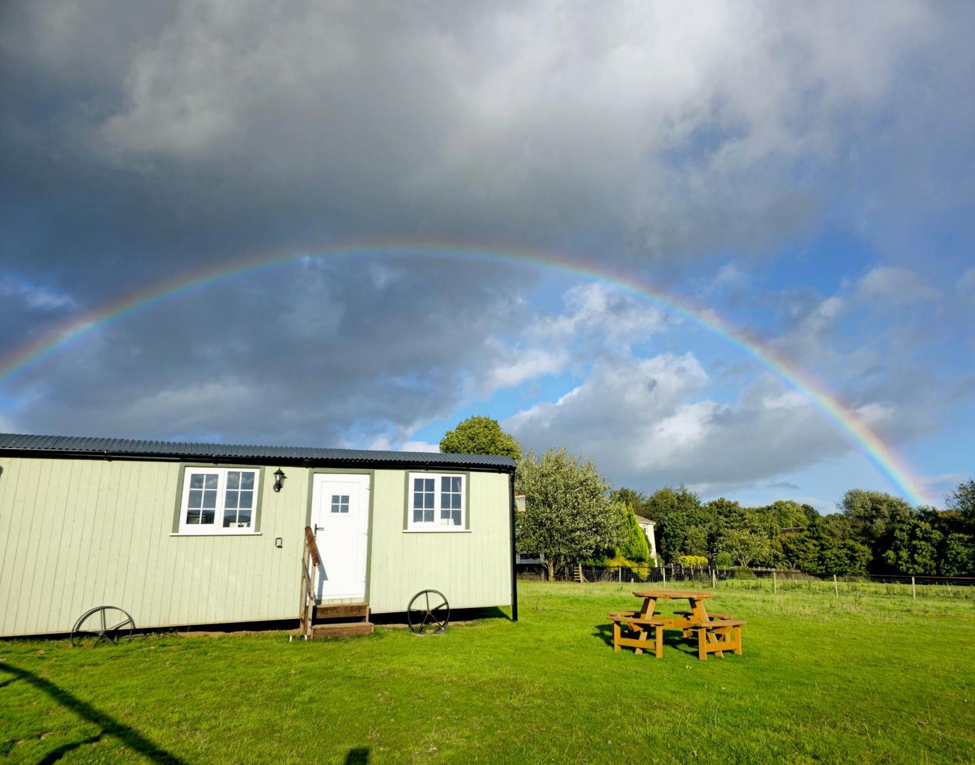 Cwtch Glamping Shepherds Huts Abergavenny Exterior foto
